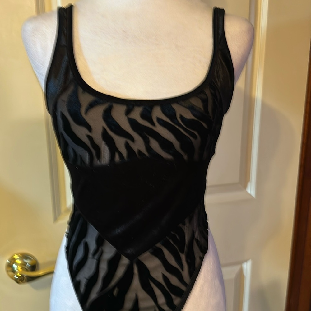 Black velvet bodysuit animal type print pull on 
BRAND NEW NEVER WORN